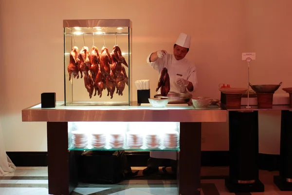 Chef Preparing Peking Duck — Stock Photo, Image