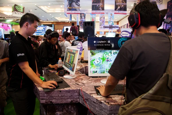 Visitors Playing Video Games at Indo Game Show 2013 — Stock Photo, Image