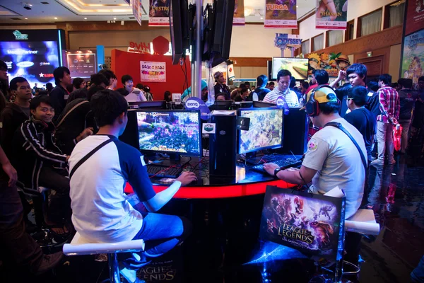 ผู้เข้าชมเล่นวิดีโอเกมที่ Indo Game Show 2013 — ภาพถ่ายสต็อก