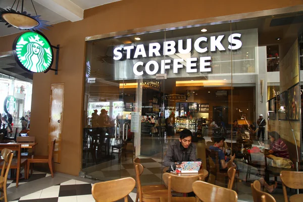 Працює кав'ярня Starbucks на cilandak місто квадратних Джакарта — стокове фото