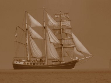 Nehirdeki tekne.
