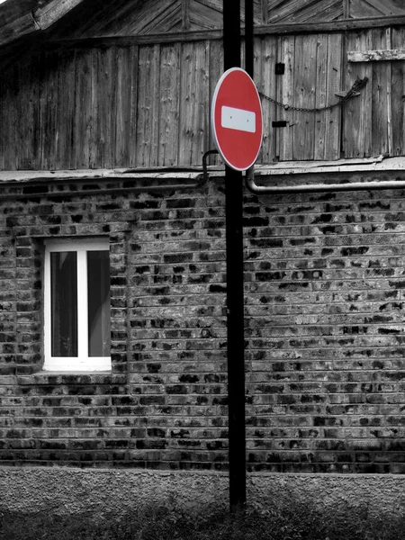 Signo de prohibición en el fondo de la casa Fotos De Stock Sin Royalties Gratis