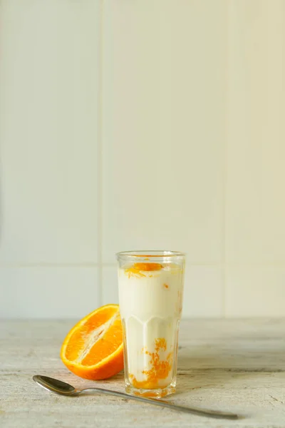 Натуральний йогурт зі свіжим апельсином — стокове фото