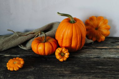 Tahta masadaki balkabakları