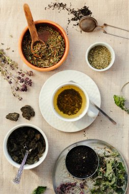 Kaynağından (doldurulmuş) yeşil, siyah ve bitkisel çaylar,.