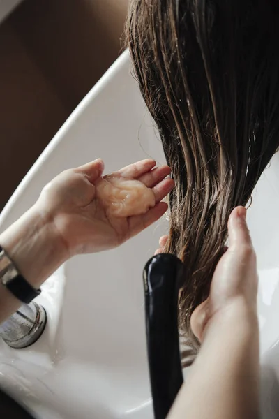 美容師は髪の毛を洗います。 — ストック写真