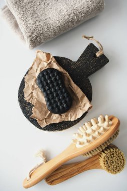 El işi kağıdındaki kahve sabunu beyaz bir masada yatıyor.