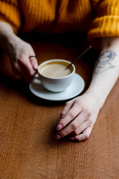 Una mujer en un café bebiendo café. Enfoque suave — Foto de Stock