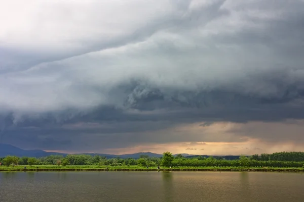 Paisaje con lago — Foto de Stock