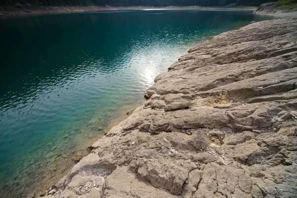 Jezero v lese v horských — Stock fotografie