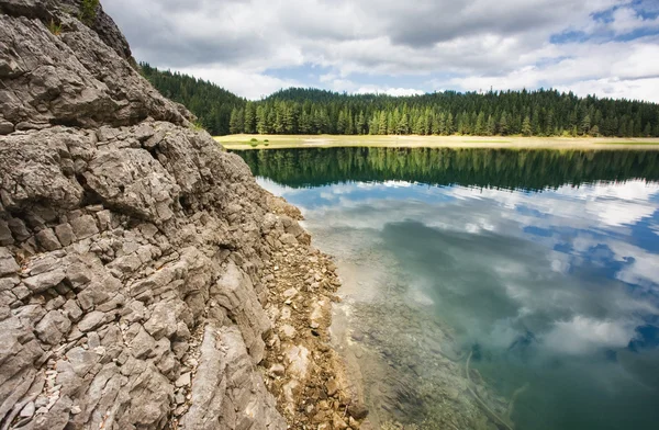 Bellissimo lago di montagna — Foto Stock