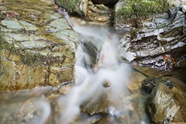 kayaların üzerine su