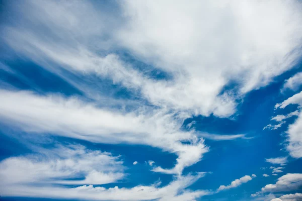 Blauwe lucht met witte wolken — Stockfoto