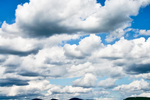 Blauwe lucht met wolken — Stockfoto