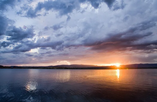 Um belo pôr do sol no lago — Fotografia de Stock