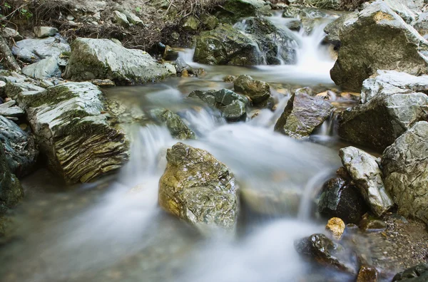 Vatten över stenar — Stockfoto