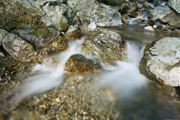 Water over rotsen — Stockfoto