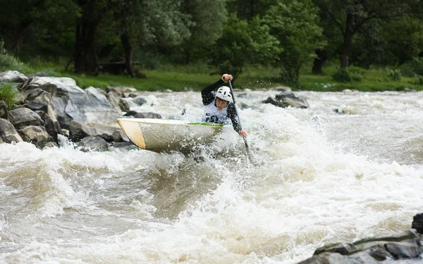 KRALJEVO, SERBIA - 25 DE JULIO: Participante no identificado en el octavo Campeonato Europeo Junior de kayak en aguas salvajes el 25 de julio de 2010 en Kraljevo, Serbia — Foto de Stock