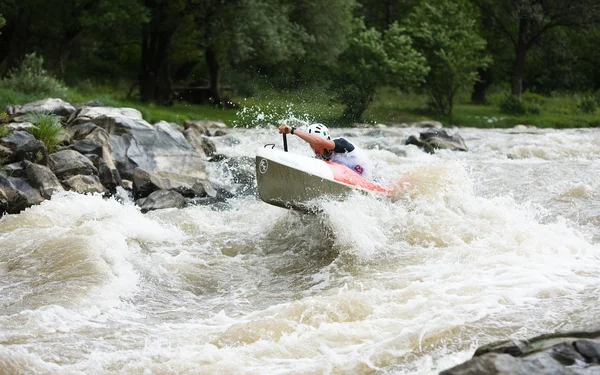 KRALJEVO, SERBIA - 25 DE JULIO: Participante no identificado en el octavo Campeonato Europeo Junior de kayak en aguas salvajes el 25 de julio de 2010 en Kraljevo, Serbia — Foto de Stock
