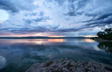 Mavi bulutlu dramatik gökyüzü göl üzerinde