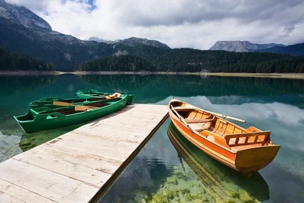 Göl manzara dağlar tekneler