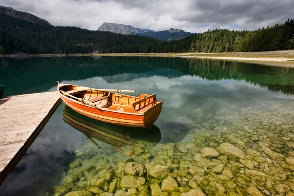 Βάρκες στη λίμνη τοπίο στα βουνά — Φωτογραφία Αρχείου