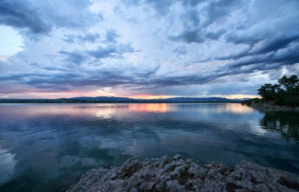 Azul céu dramático nublado sobre o lago — Fotografia de Stock