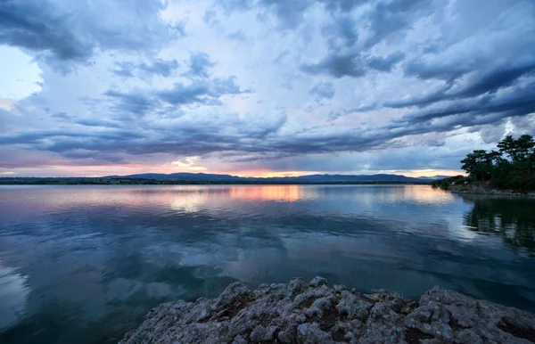 Blue cloudy dramatic sky over the lake — Stock Photo, Image