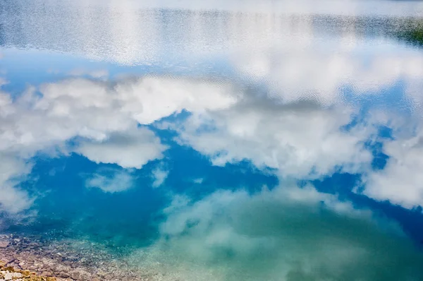 Égbolt tükrözi a vízben — Stock Fotó