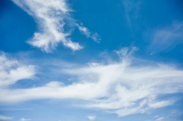 Moln i den blå himlen — Stockfoto