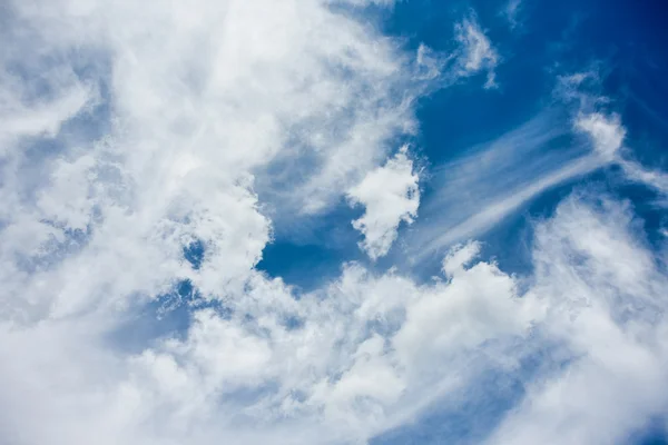 Nubes en el cielo azul —  Fotos de Stock