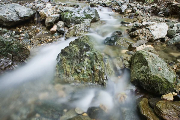 Vallende stenen in stream — Stockfoto