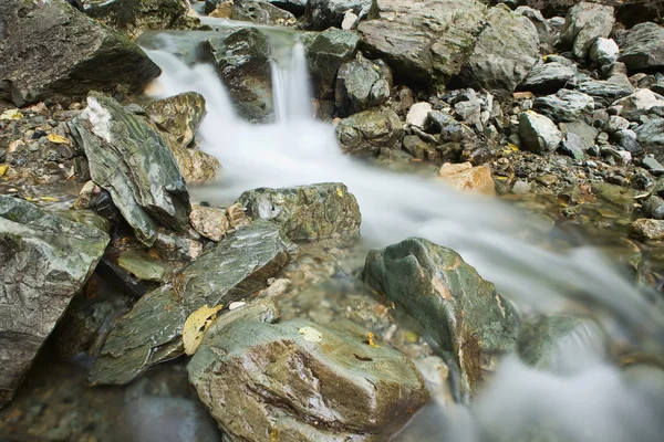 Kőzetek a patak — Stock Fotó