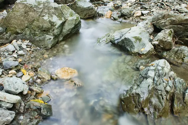 Rochers dans le ruisseau — Photo