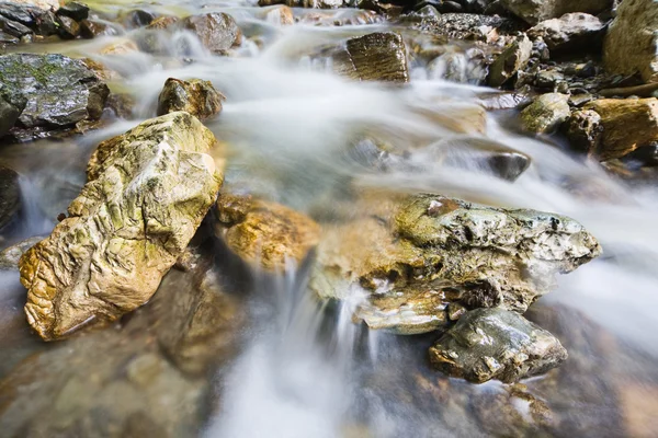 Vallende stenen in stream — Stockfoto
