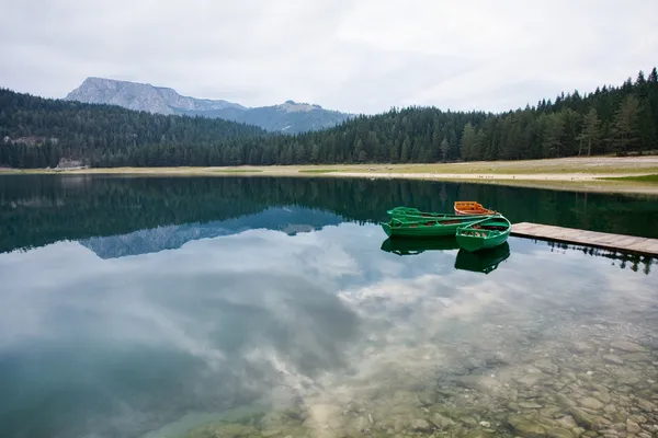 Човни в озері краєвид гір — стокове фото