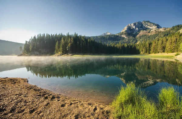 Montagna con lago e nuvole — Foto Stock