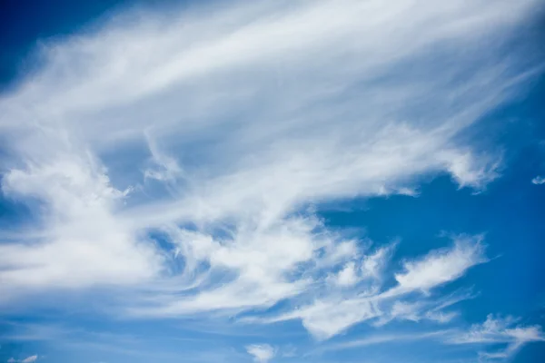 Blauwe lucht met witte wolken — Stockfoto