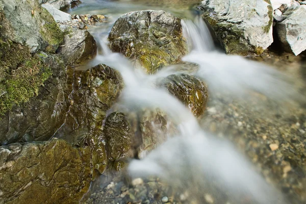 Красивый каскадный водопад — стоковое фото