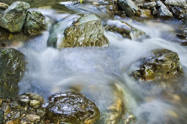 Schöner Kaskadenwasserfall — Stockfoto