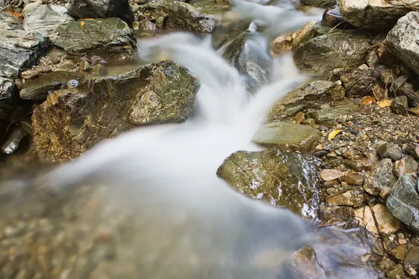 Schöner Kaskadenwasserfall — Stockfoto