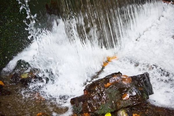 Hermosa cascada cascada —  Fotos de Stock