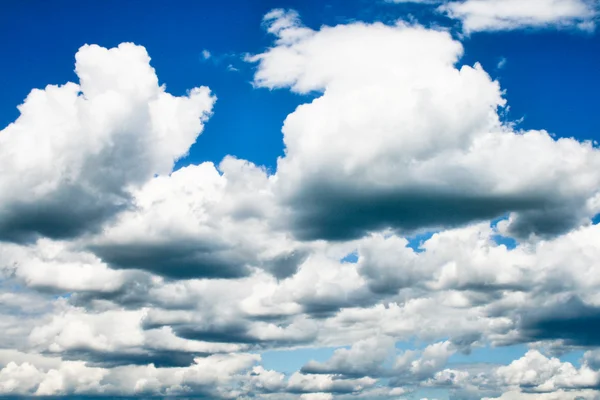 Moln i den blå himlen — Stockfoto