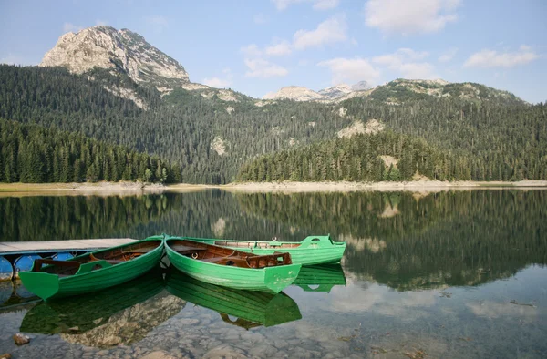 Gölde tekne — Stok fotoğraf