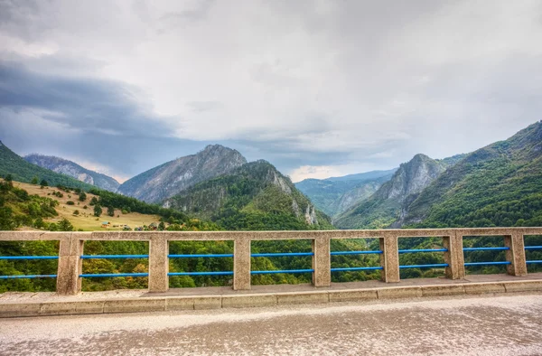 Strada con vista sulle montagne — Foto Stock