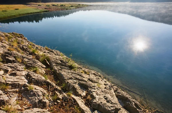 Lago nas montanhas — Fotografia de Stock