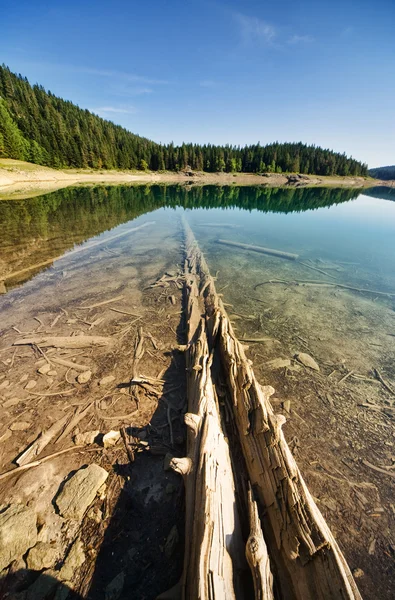 Jezero v horách — Stock fotografie