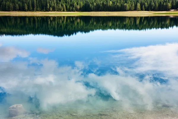 Jezero v horách — Stock fotografie