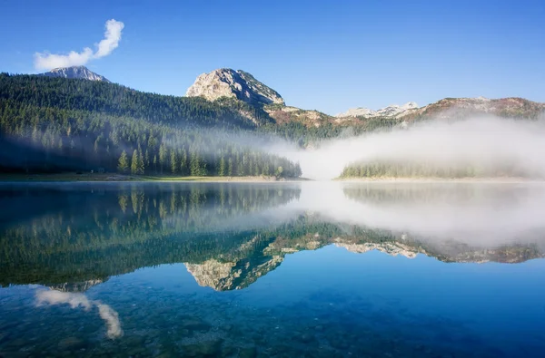 Jezero v horách — Stock fotografie