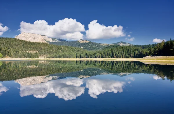 Lago en las montañas — Foto de Stock